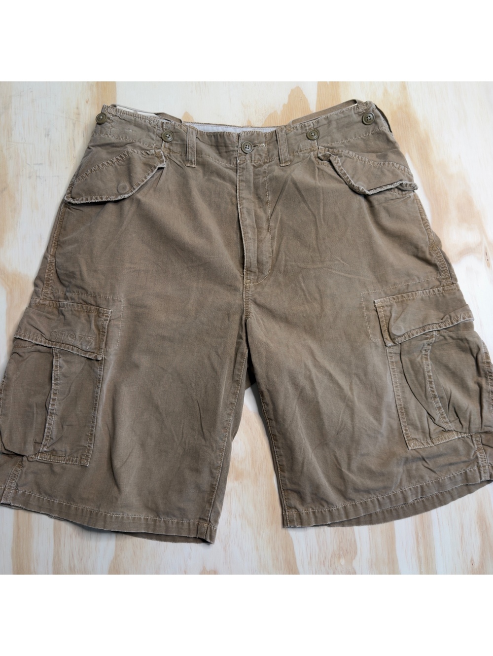 Y2K American Eagle Tan  Cotton Cargo Shorts Worn In Sun Faded Size 32